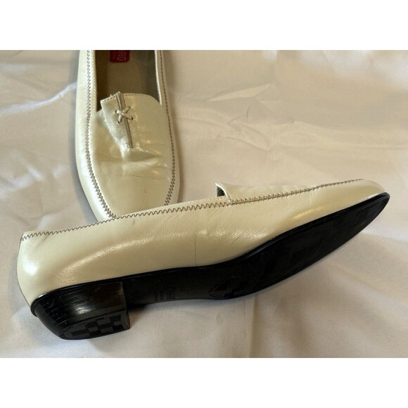 Munro American Womens Cream Color Slip On Flats Size 11M - Picture 14 of 16